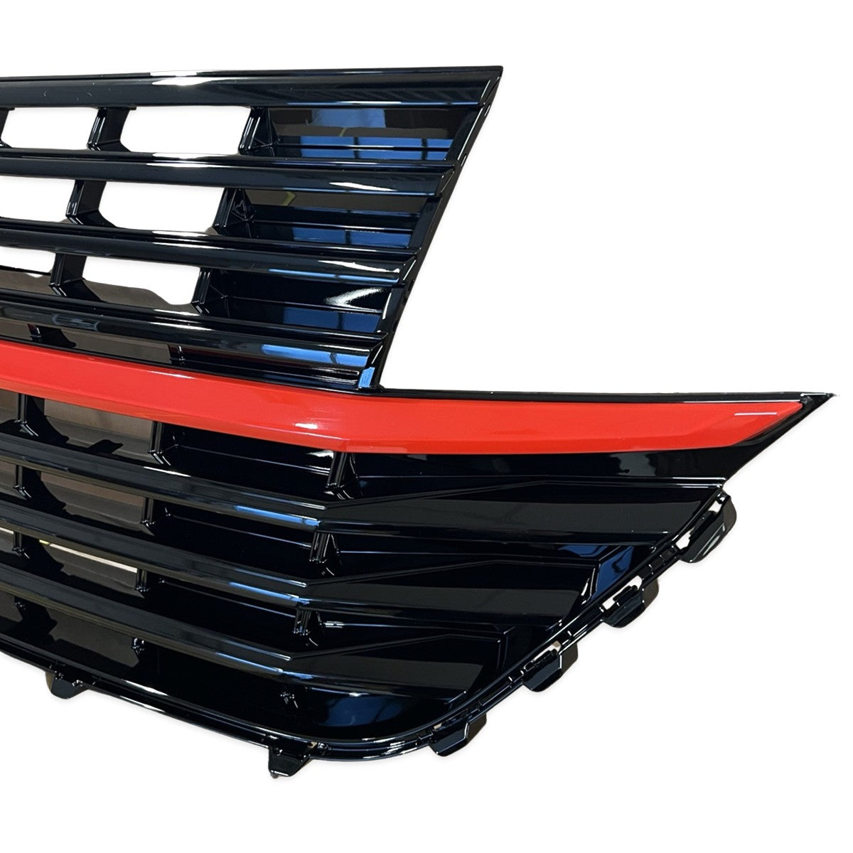 Kühlergrill Hochglanz Schwarz mit roten Akzenten passend für VW Transporter T6.1 2019-2024