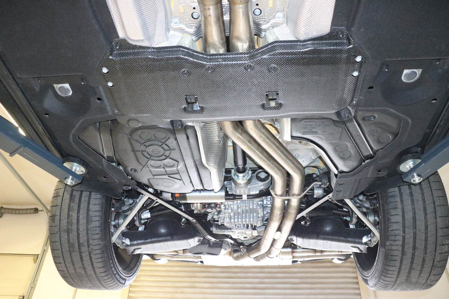Lamborghini Urus Endschalldämpfer quer Ausgang rechts/links mit 2 Abgasklappen - 2x115x85 Typ 38 rechts/links schwarz emal...