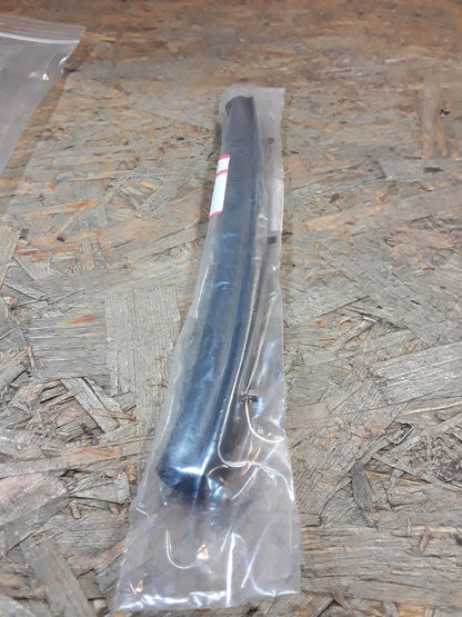 Mitsubishi Carisma (DA4A) Bj 00-03 Dichtungsstreifen an Haube vorne original Mitsubishi NEU