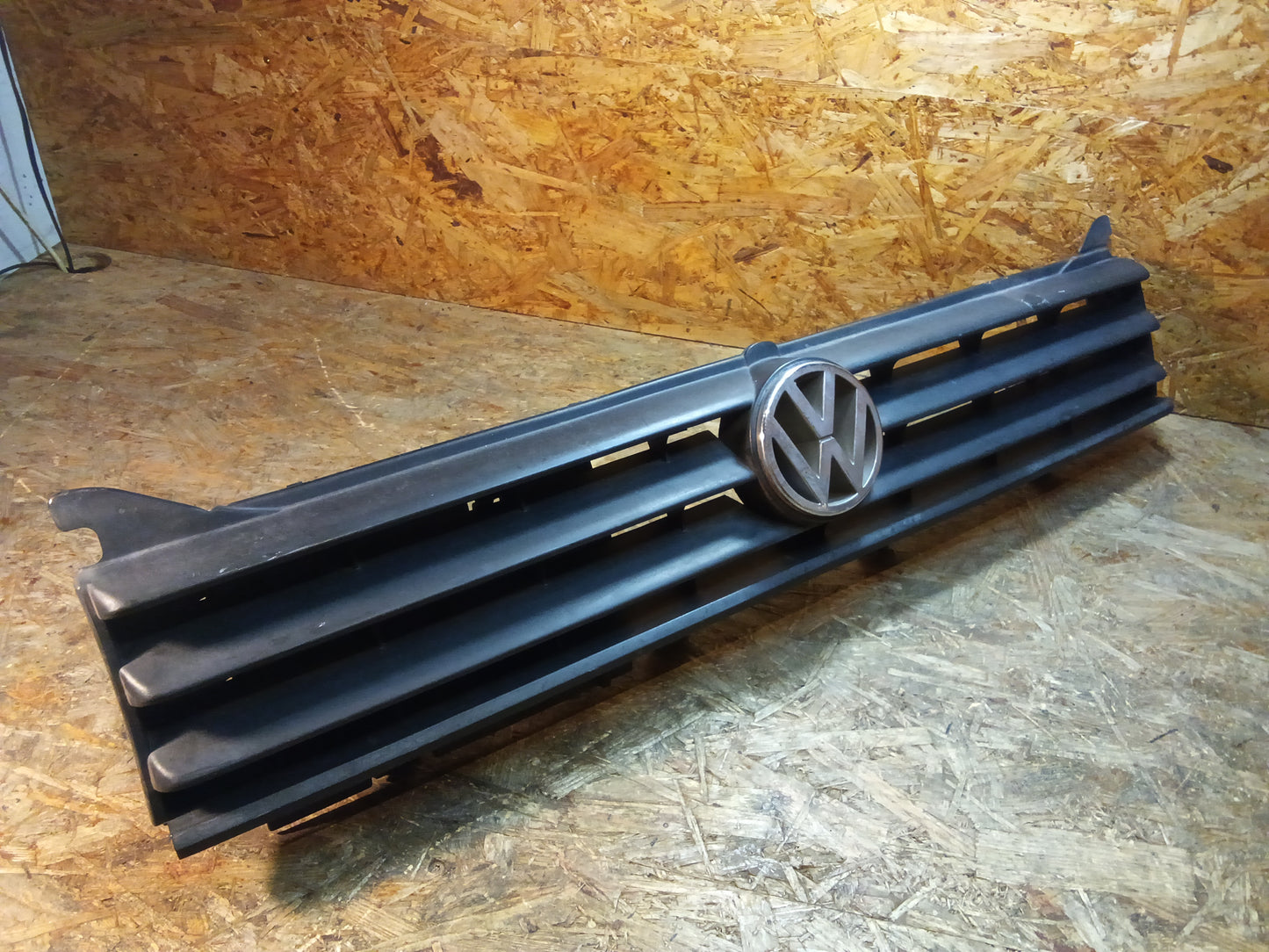 VW Passat 32B Frontgrill mit Emblem original VW GEBRAUCHT