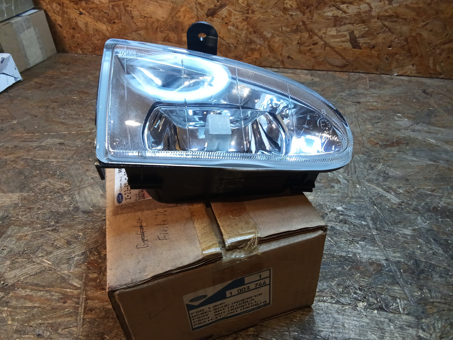 Ford Fiesta BJ 96 Scheinwerfereinsatz original Ford NEU