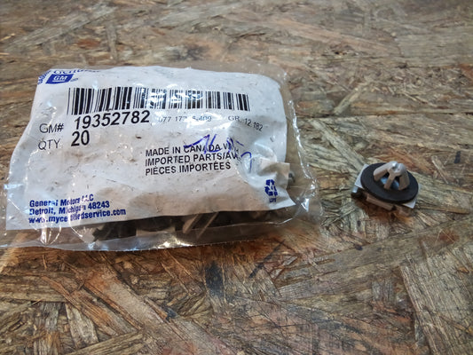 Opel Mokka Klammer Dachträgeraufnahme original GM NEU