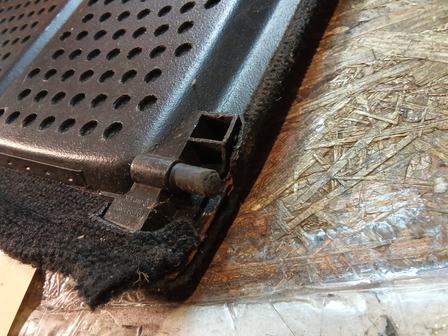 VW Golf 2 Hutablage schwarz (an den Seiten ganz leicht gebrochen) original VW GEBRAUCHT