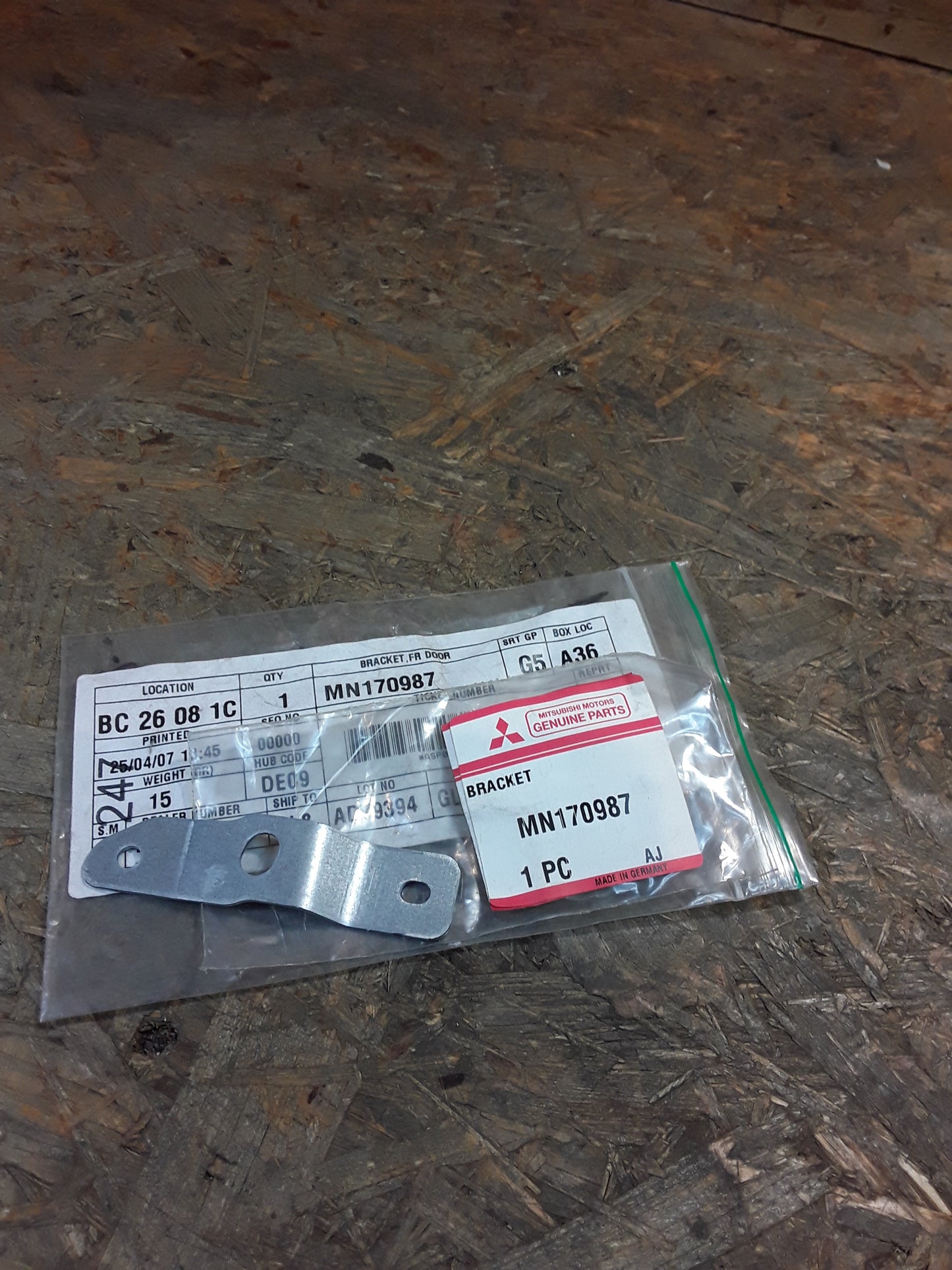 Mitsubishi Colt Z34A Halterung Fensterheber VL original Mitsubishi NEU