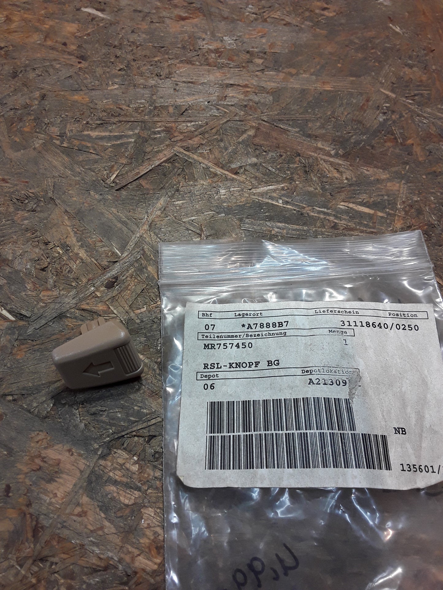 Mitsubishi Carisma DA2A Bj 97-99 Knopf hinterer Sitz original Mitsubishi NEU