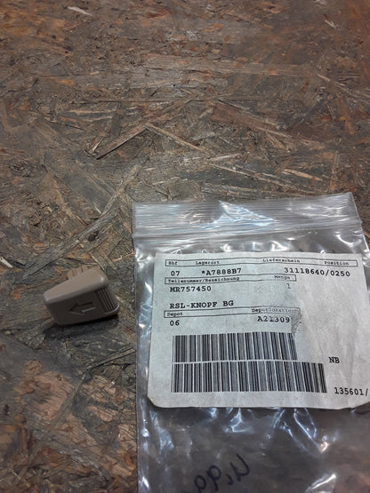 Mitsubishi Carisma DA2A Bj 97-99 Knopf hinterer Sitz original Mitsubishi NEU