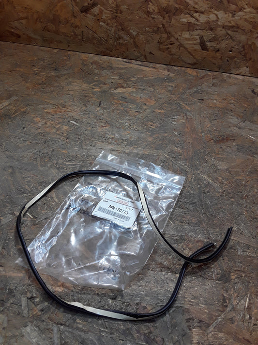 Mitsubishi Colt Z30 Scheibengummi unten Heckklappe original Mitsubishi NEU