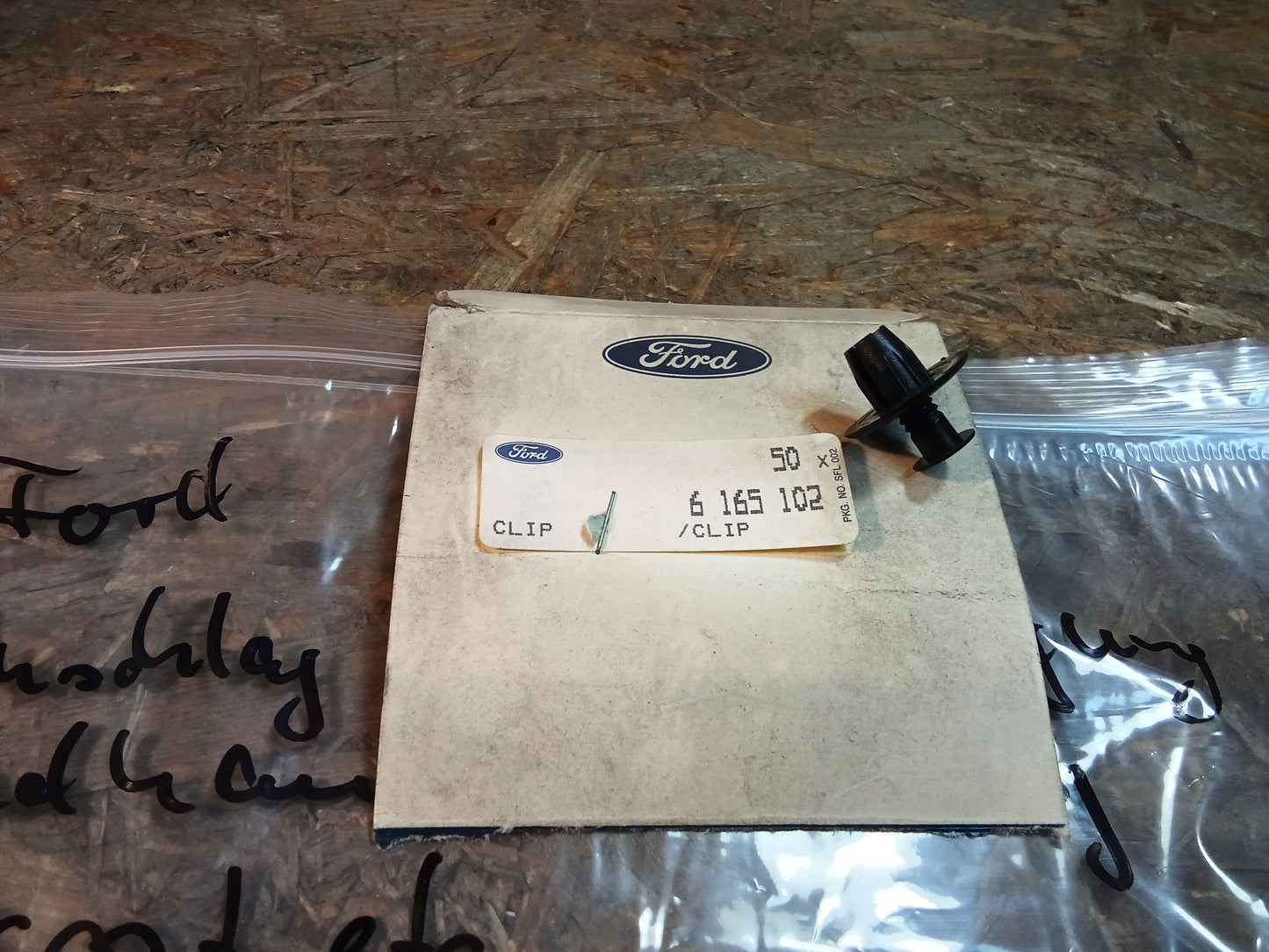 Ford Escort Anschlag Clip Befestigung Radhausverkleidung original Ford NEU