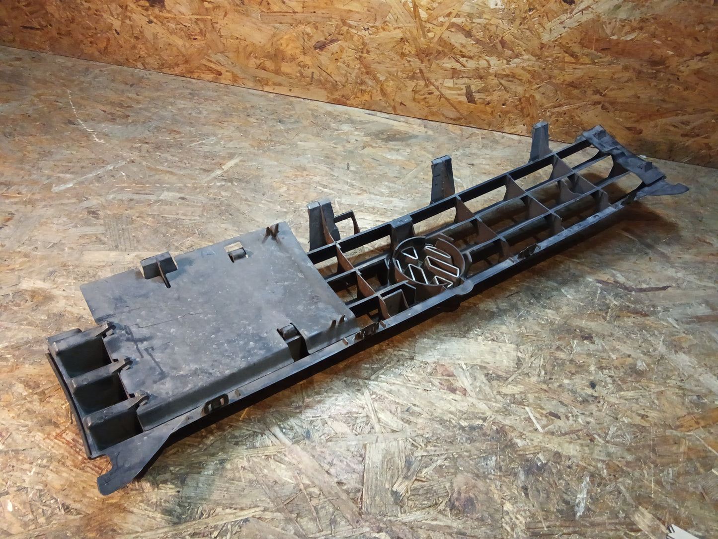 VW Passat 32B Frontgrill mit Emblem original VW GEBRAUCHT