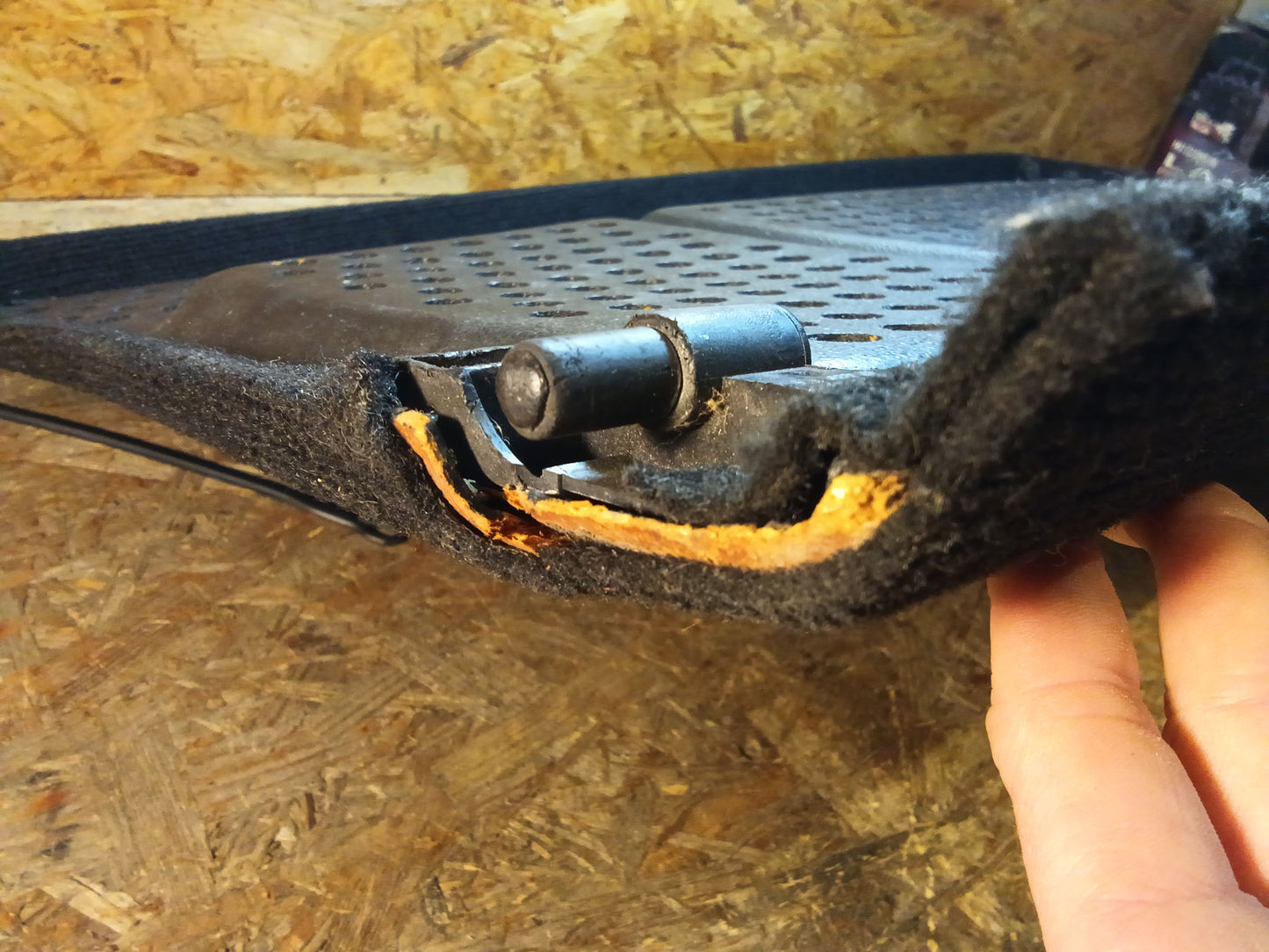 VW Golf 2 Hutablage schwarz (an den Seiten ganz leicht gebrochen) original VW GEBRAUCHT