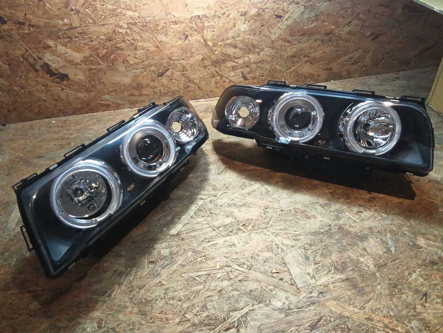 Tuning-Tec LED Angel Eyes Scheinwerfer für BMW 7er E38 94-98 schwarz (LPBM37)