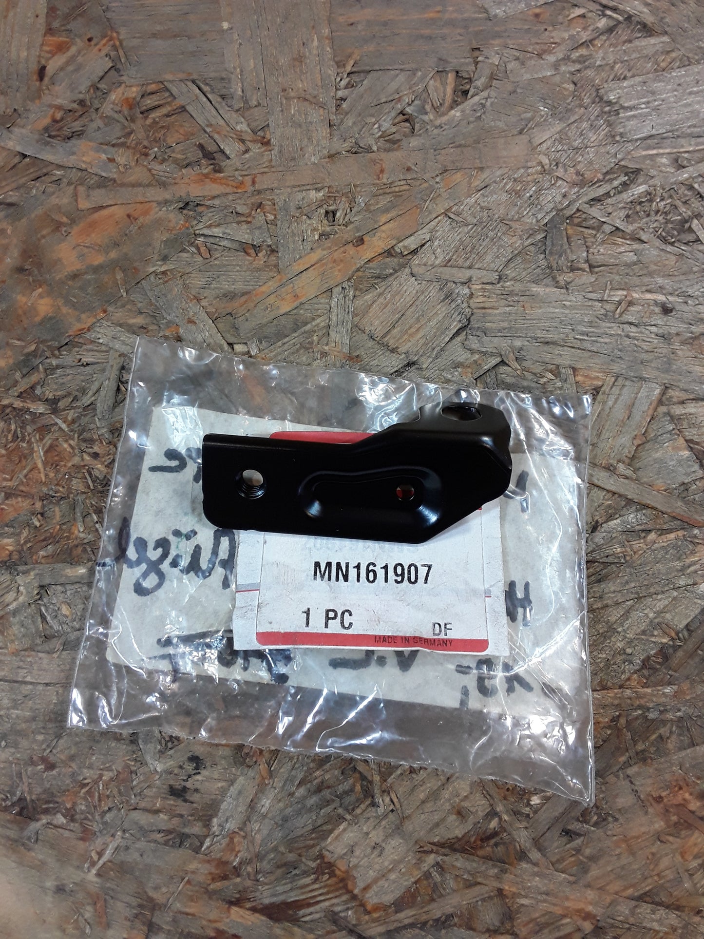 Mitsubishi Colt Europe Z34A Halterung Kotflügel VL original Mitsubishi NEU