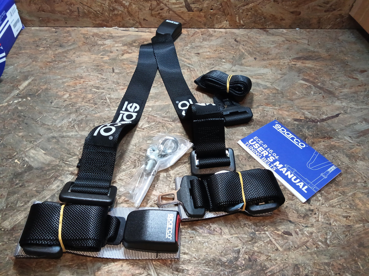 Sparco 3-Punkt Sportgurte - Schwarz - inkl. Beckenschutz & Schraubbefestigung (E-Prüfzeichen) (SP 4608DF1NR)