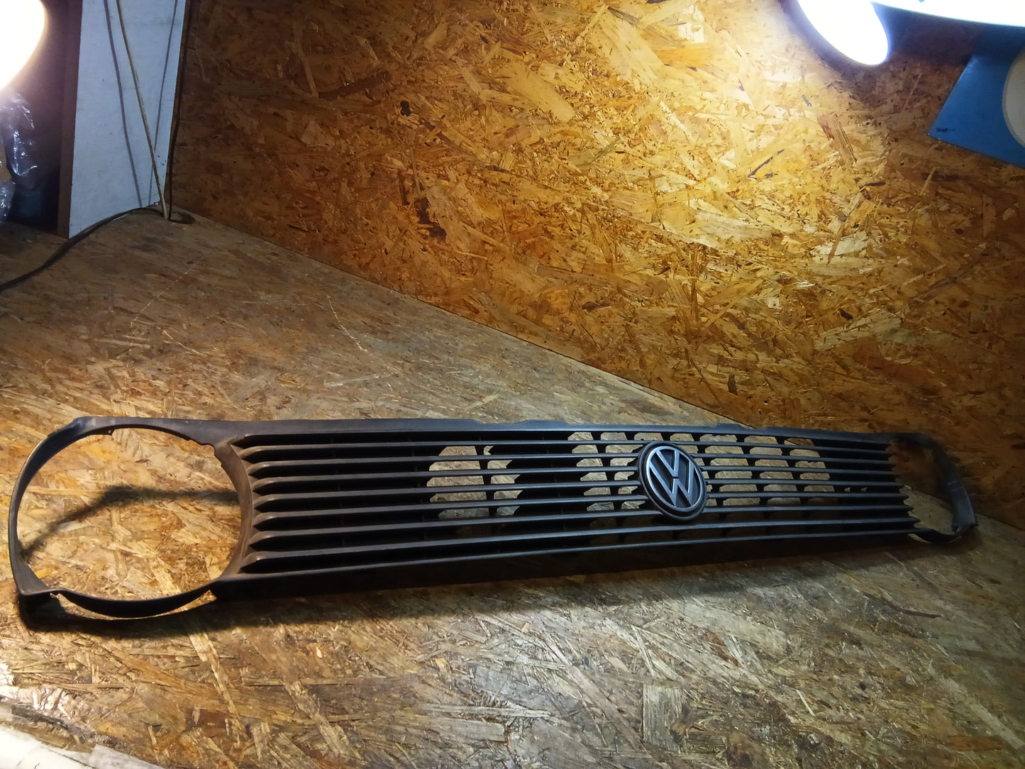 VW Polo 86C Frontgrill mit silbernem Emblem original VW GEBRAUCHT