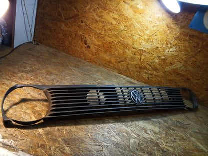VW Polo 86C Frontgrill mit silbernem Emblem original VW GEBRAUCHT