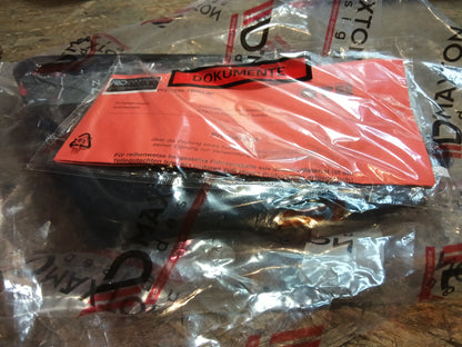 Maske Schlitze schwarz Hochglanz