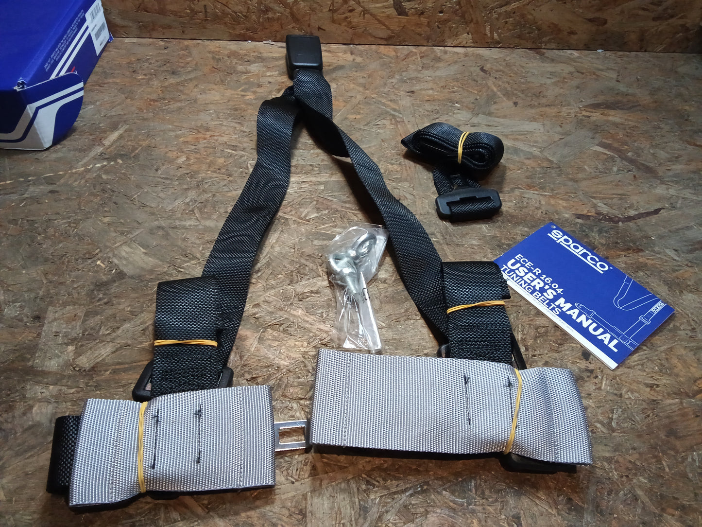 Sparco 3-Punkt Sportgurte - Schwarz - inkl. Beckenschutz & Schraubbefestigung (E-Prüfzeichen) (SP 4608DF1NR)