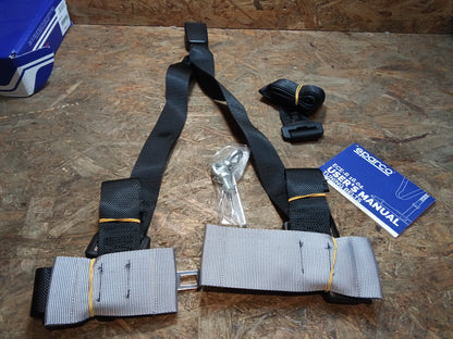Sparco 3-Punkt Sportgurte - Schwarz - inkl. Beckenschutz & Schraubbefestigung (E-Prüfzeichen) (SP 4608DF1NR)