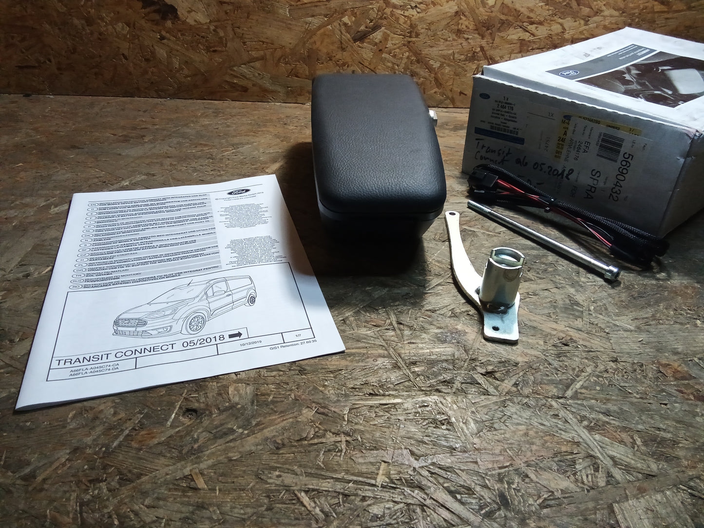 Ford Transit Connect ab BJ 05.18 Armlehne Ablagkasten original Ford NEU