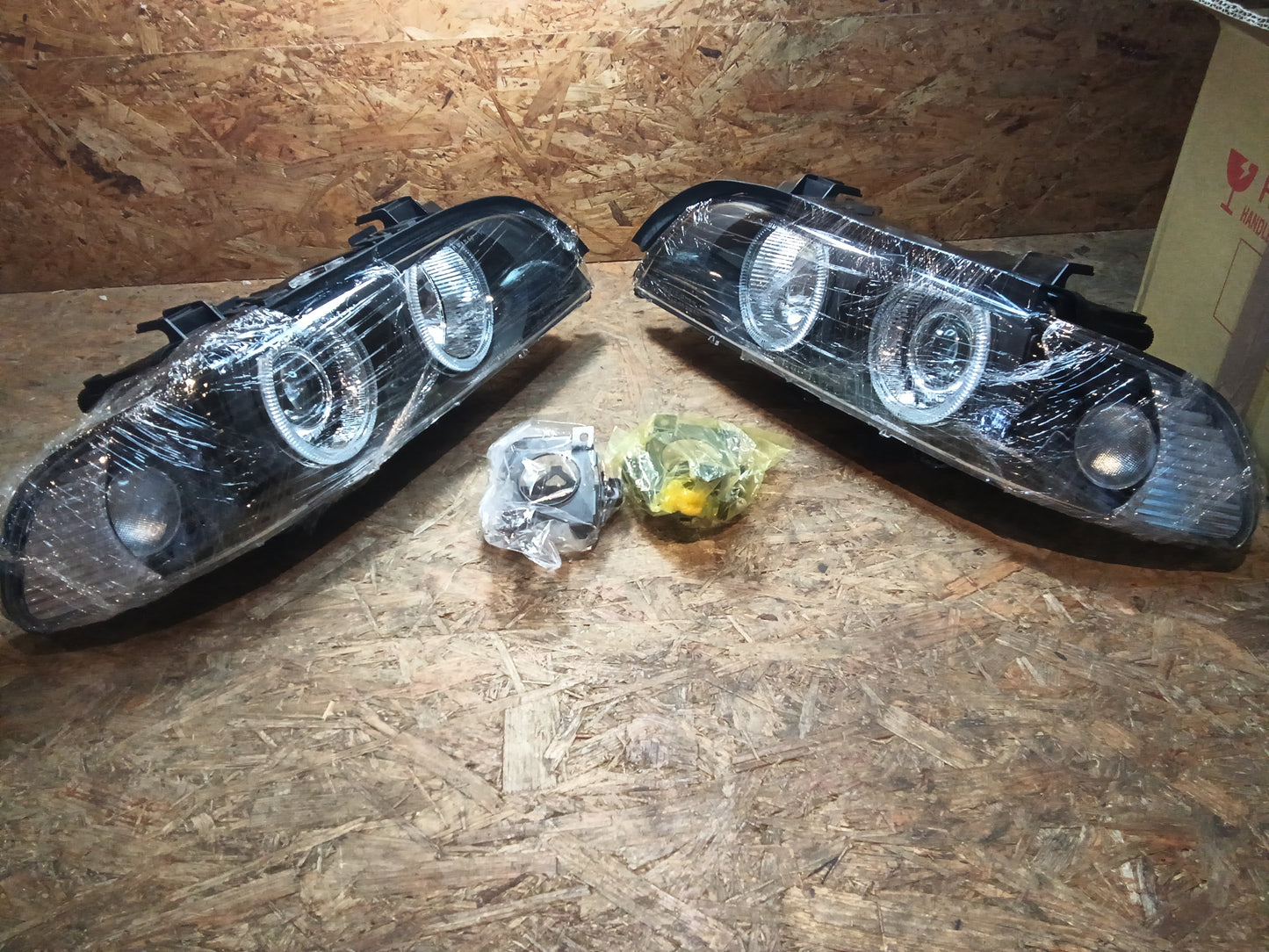 Tuning-Tec Xenon LED Angel Eyes Scheinwerfer für BMW 5er E39 Facelift 99-03 schwarz (LPBM07)