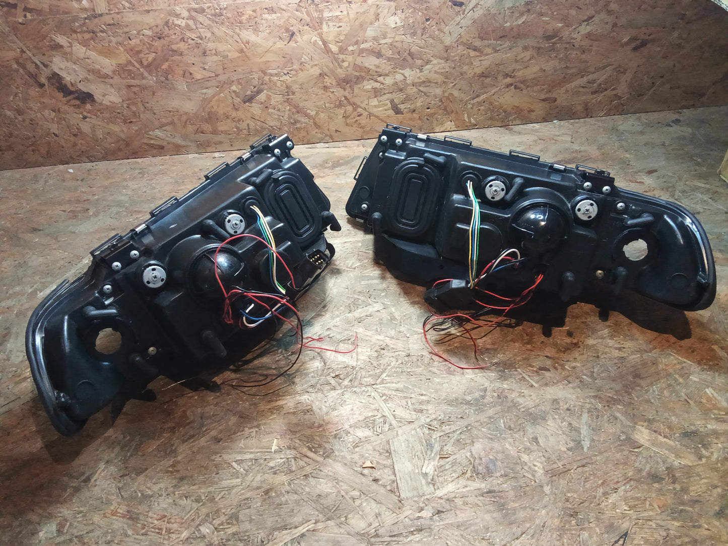 Tuning-Tec LED Angel Eyes Scheinwerfer für BMW 7er E38 94-98 schwarz (LPBM37)