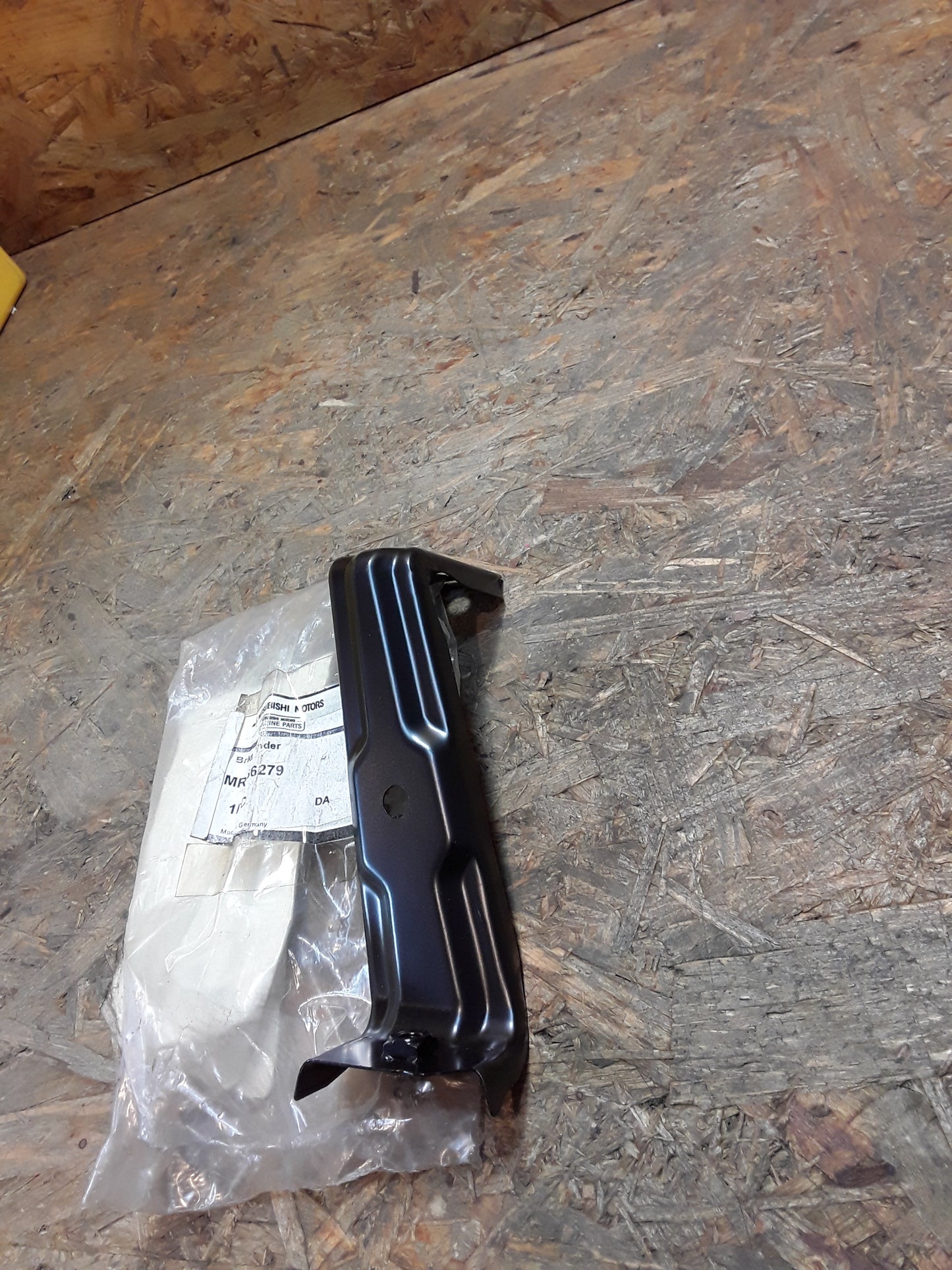 Mitsubishi Space Star DG3A Halterung VL Kotflügel original Mitsubishi NEU