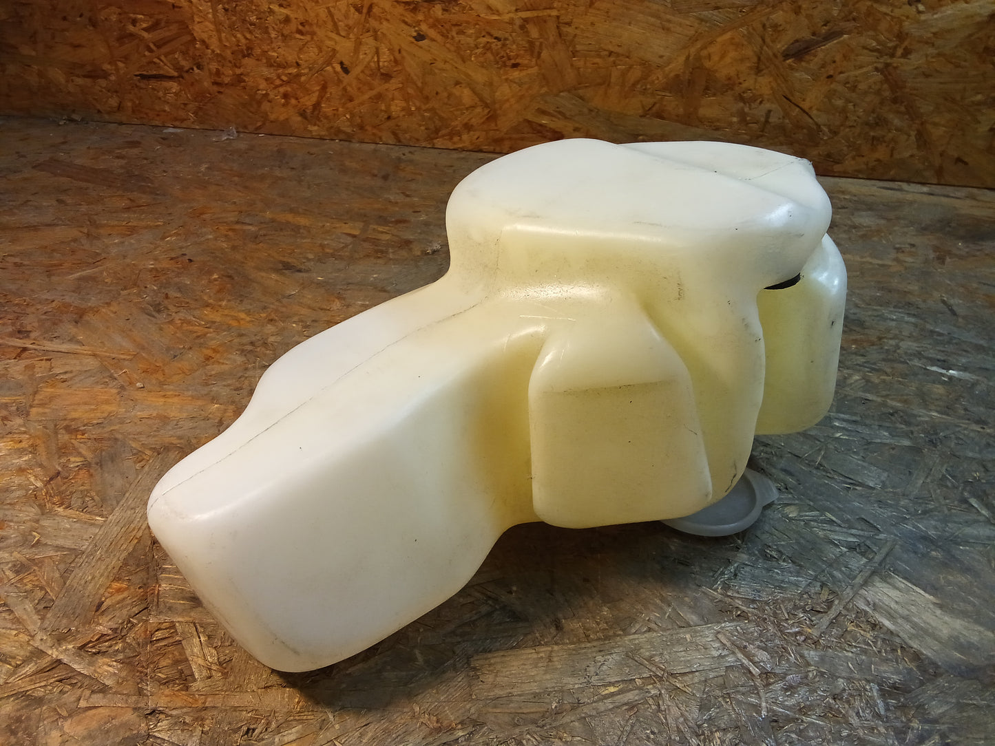 Kadett E bj 86 Waschwasserbehälter original GM NEU