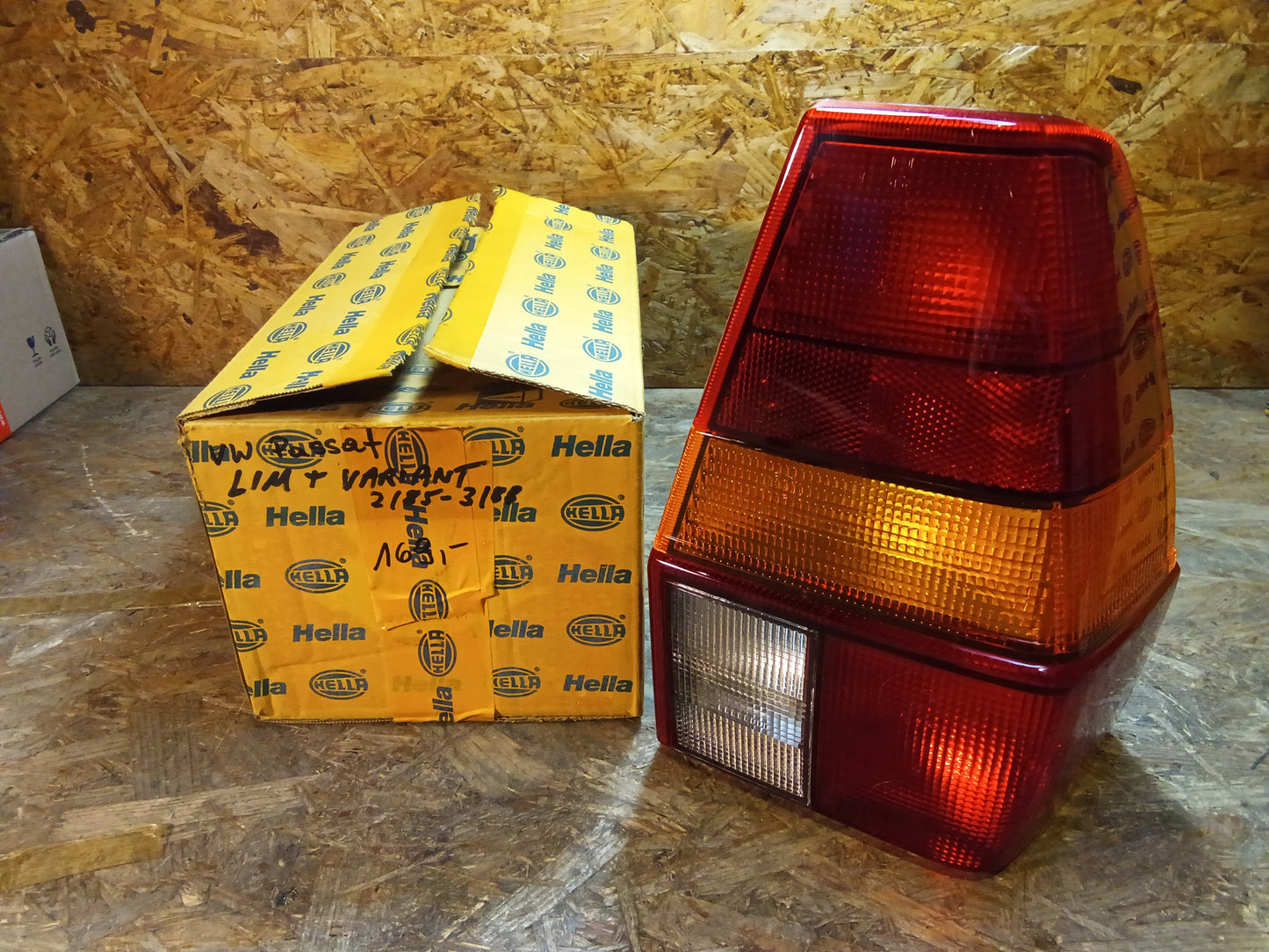 VW Passat Limo+Variant 02/85-03/88 Rückleuchte rechts original Hella NEU