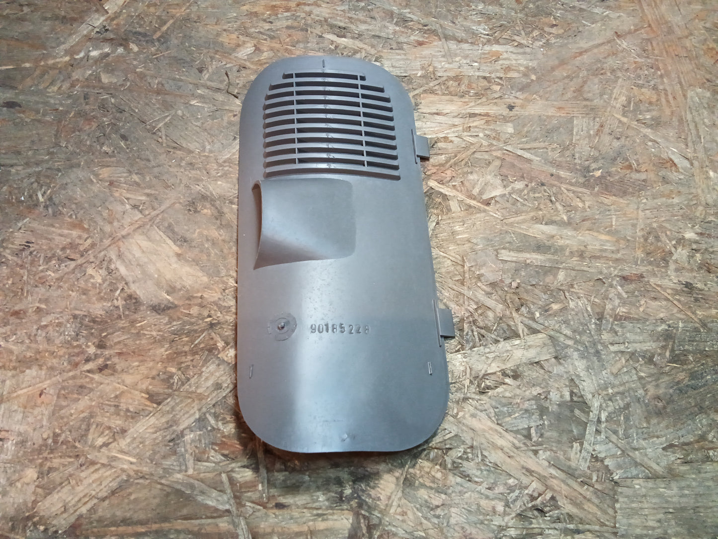 Opel Kadett E Abdeckung rechts an Heckleuchte original GM NEU