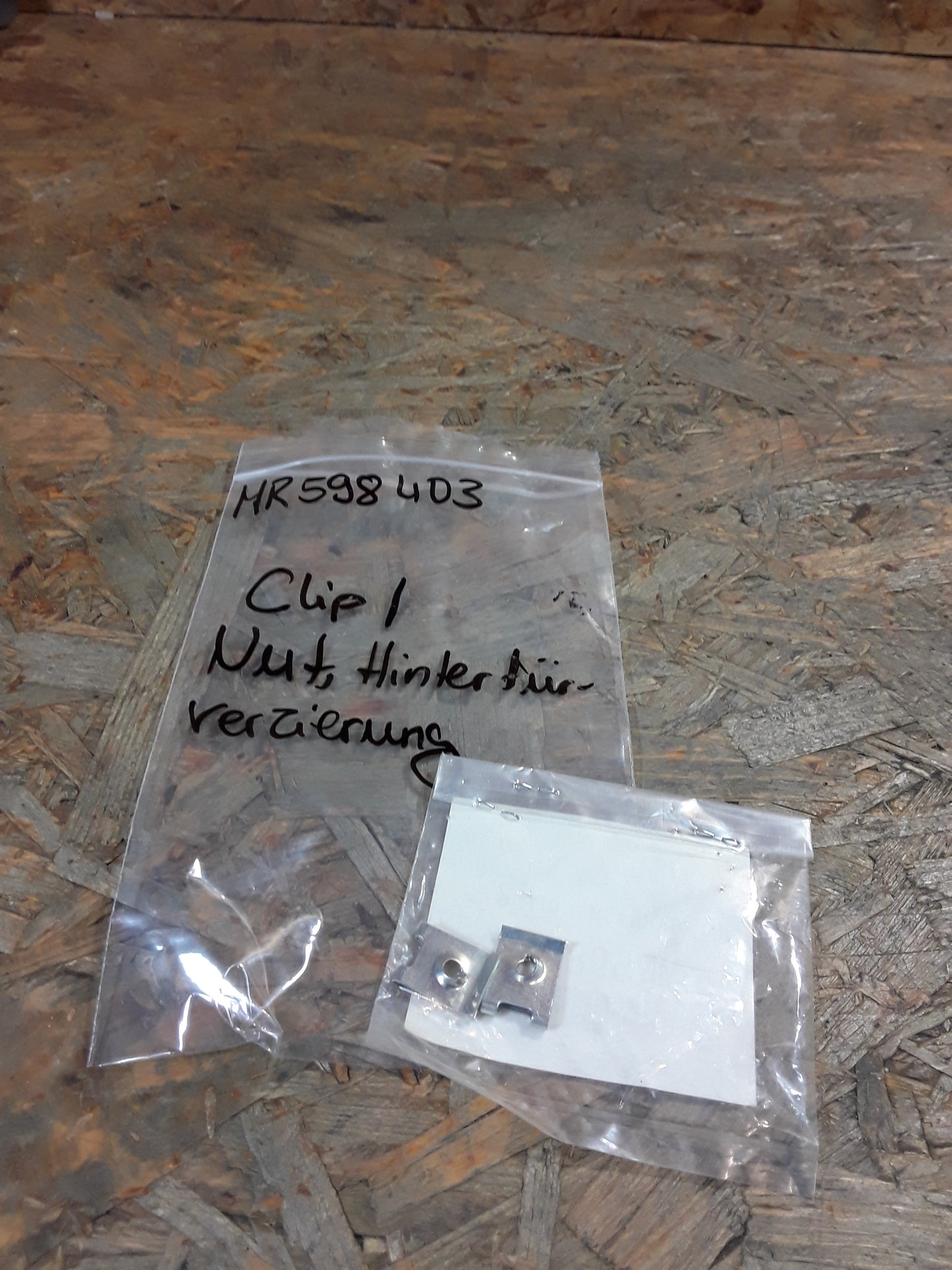 Mitsubishi Clip/ Nut Hintertürverzierung original