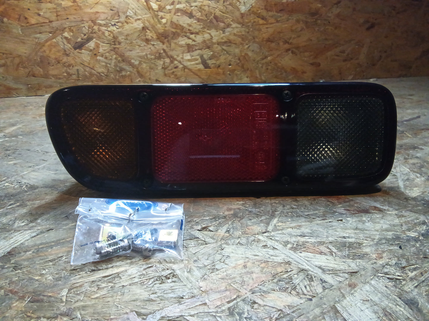 Ford Maverick Nissan Terrano 2 Schlussleuchte links RHD original Ford NEU