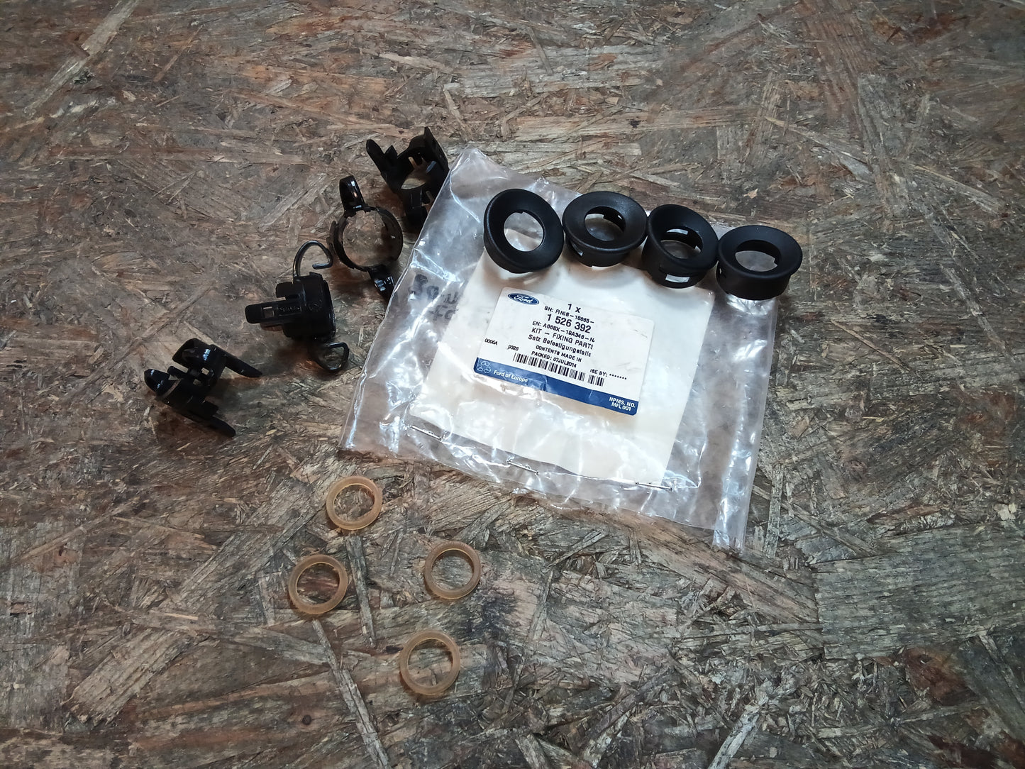 Ford Focus 04-08, C-Max 03-07 Satz Befestigungsteile für Einparkhilfe original Ford NEU