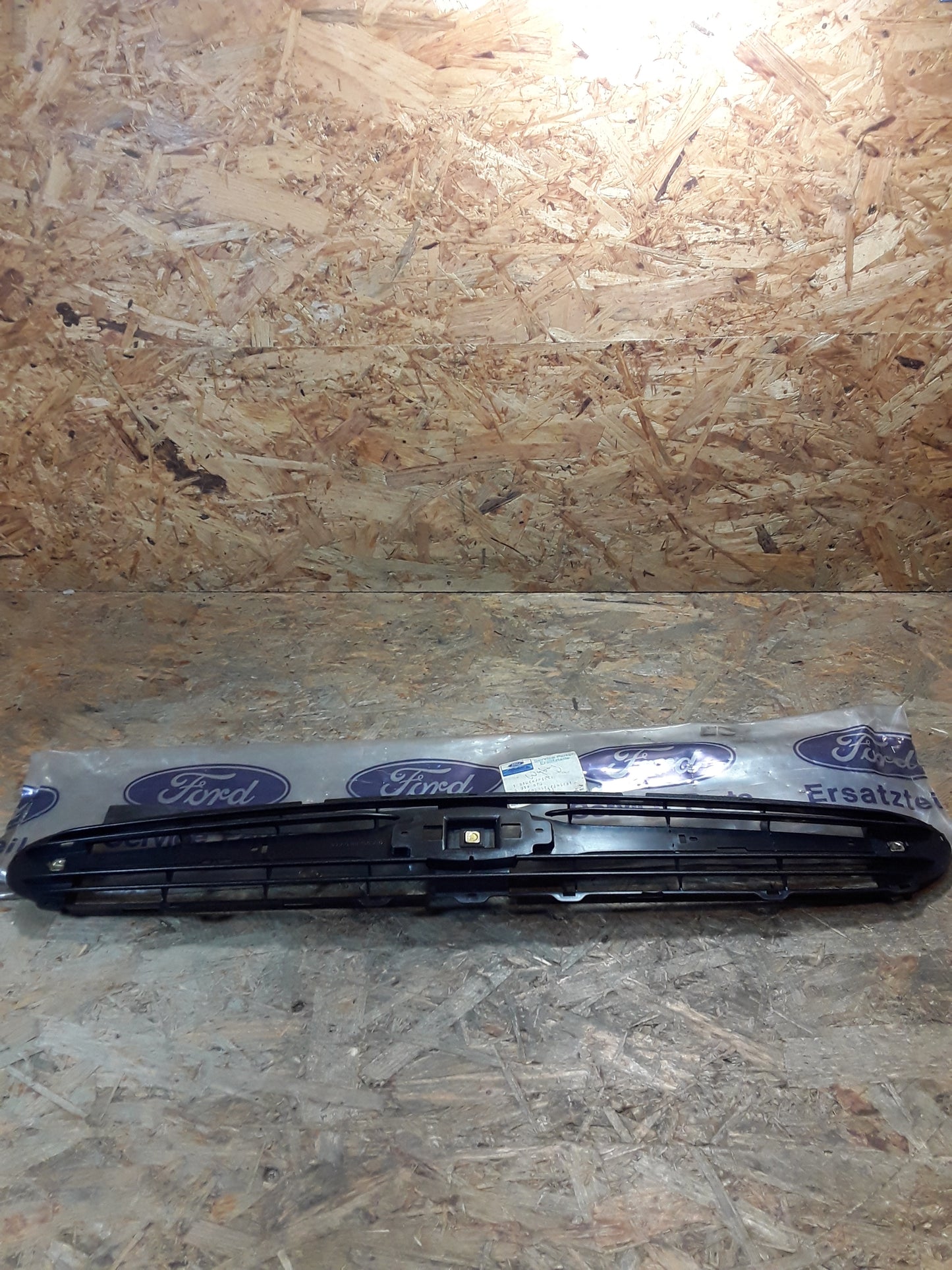 Ford Escort/ Orion Kühlergrill Zwischenstück original Ford NEU