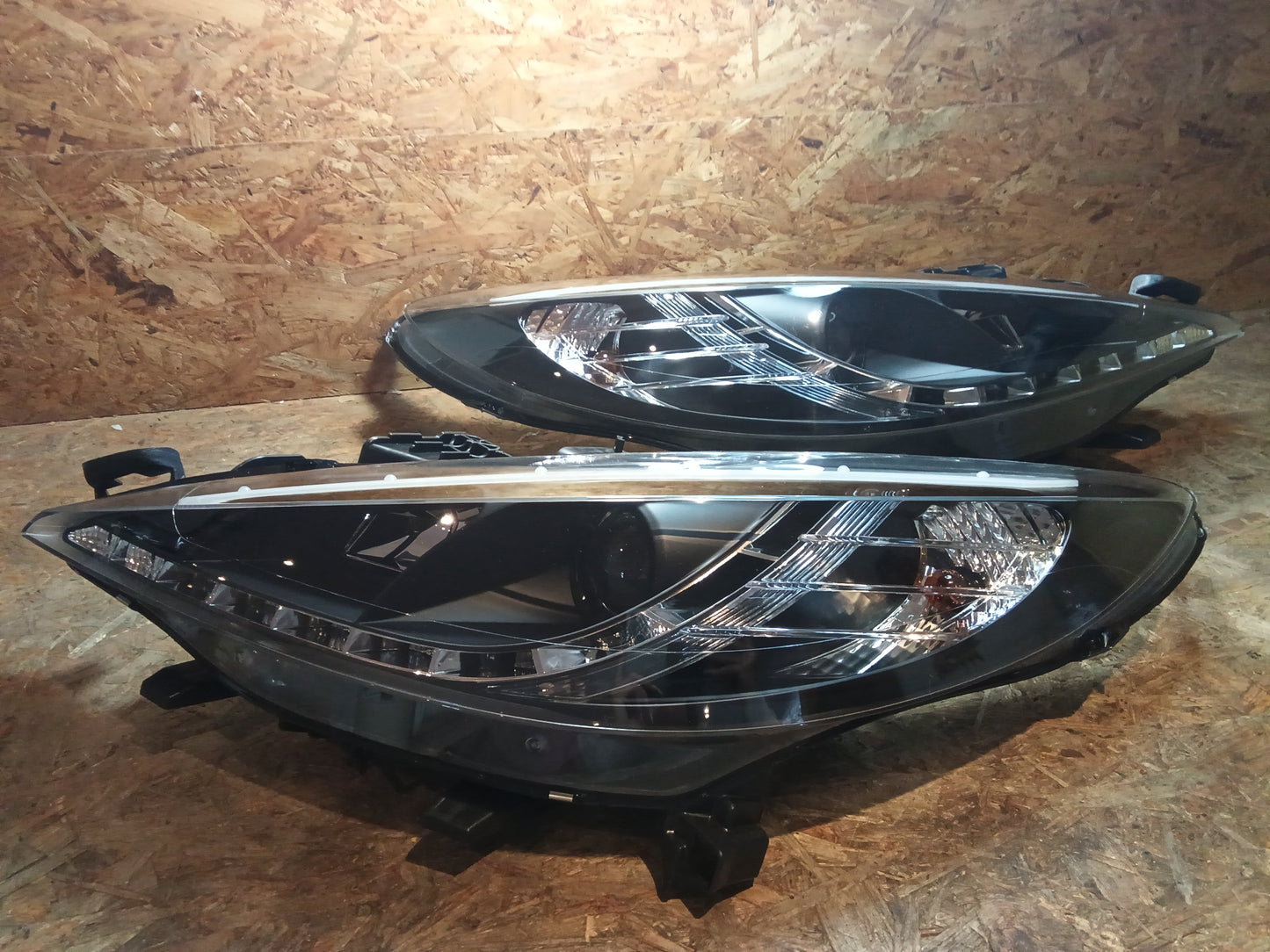 Tuning-Tec LED Tagfahrlicht Scheinwerfer für Peugeot 207 06-12 schwarz (LPPE33)