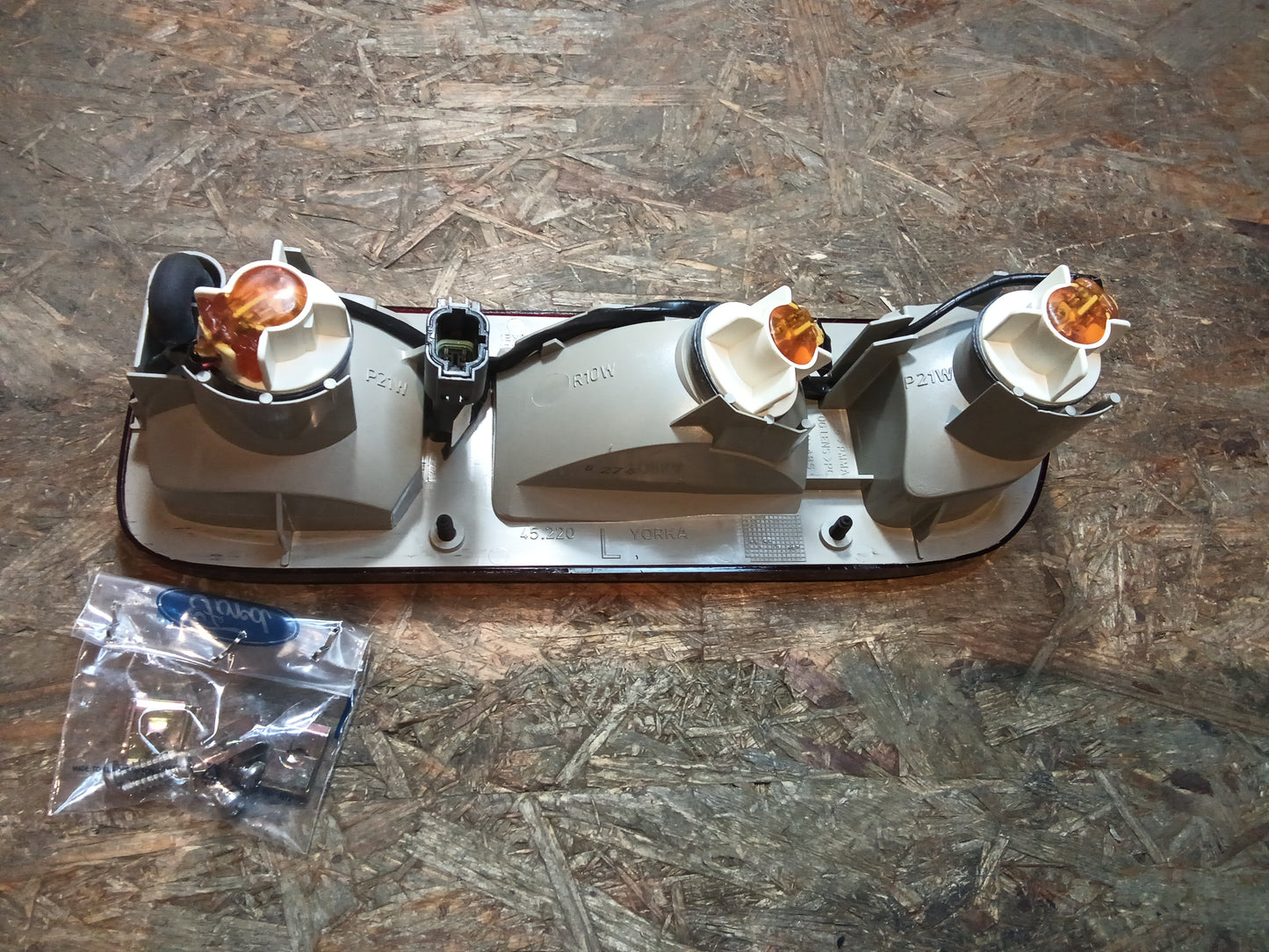 Ford Maverick Nissan Terrano 2 Schlussleuchte links RHD original Ford NEU