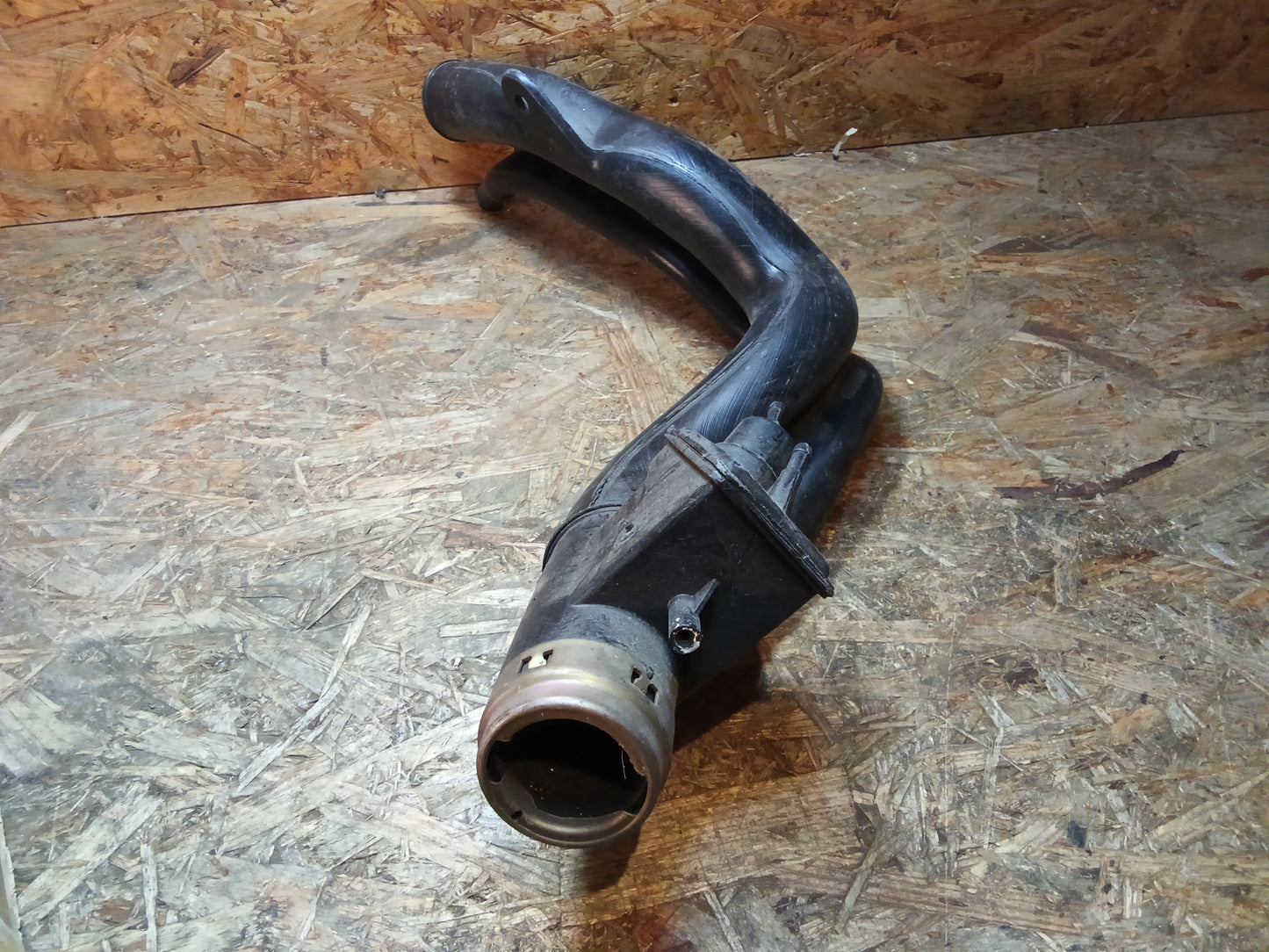 Corsa B 93-02 Kraftstoffeinfüllrohr original GM NEU