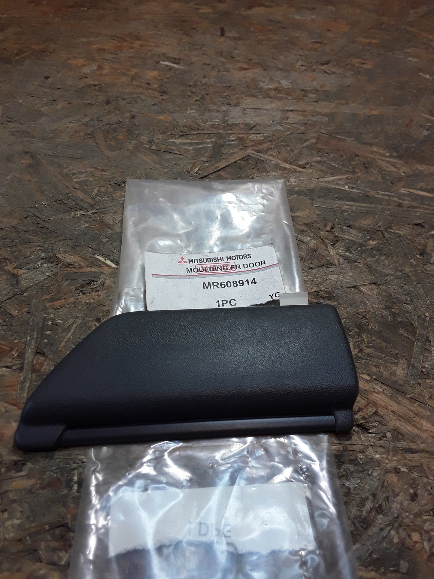 Mitsubishi Space Star Europe DG1A Zierstufe Kantenschutz V.R original Mitsubishi NEU