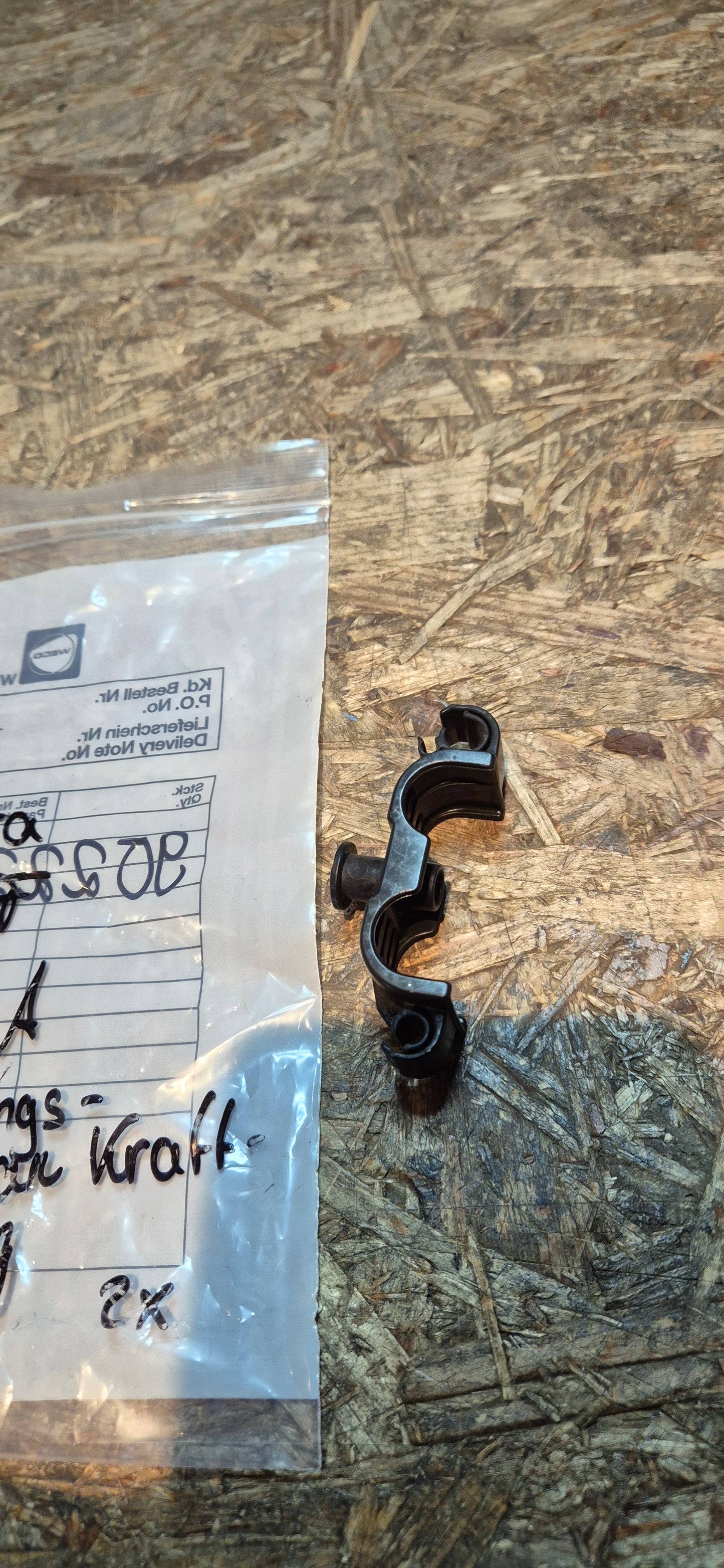 Befestigungsklammer Kraftstoffleitung, Calibra,Astra, Original GM Neu