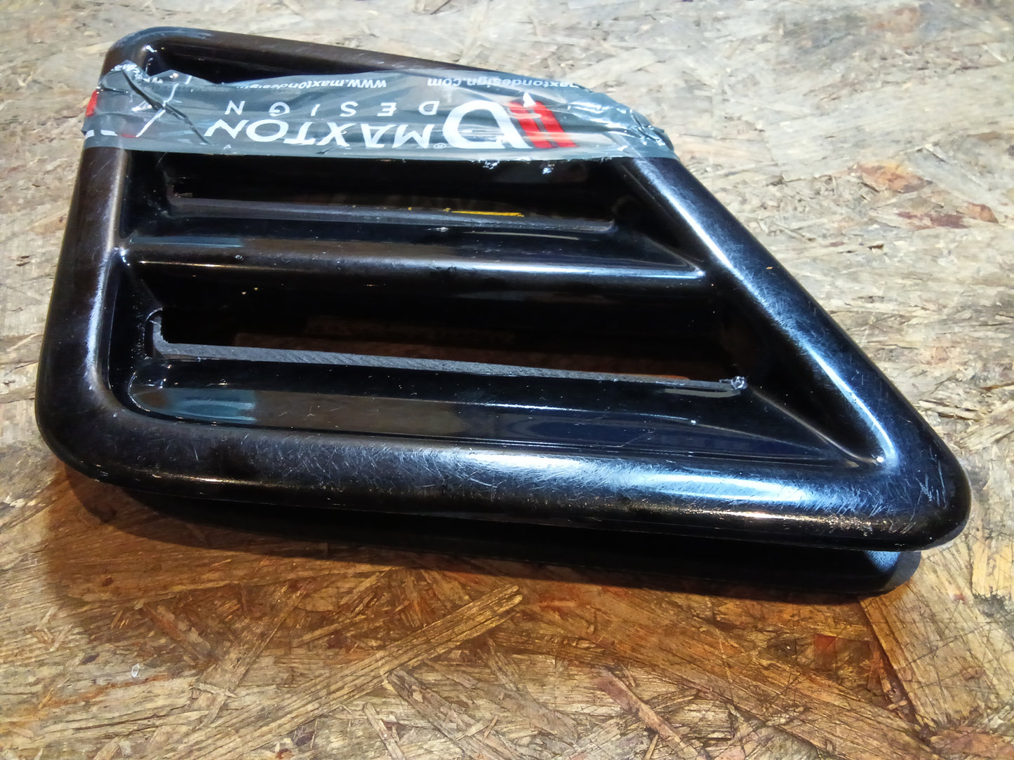 Maske Schlitze schwarz Hochglanz