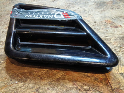 Maske Schlitze schwarz Hochglanz