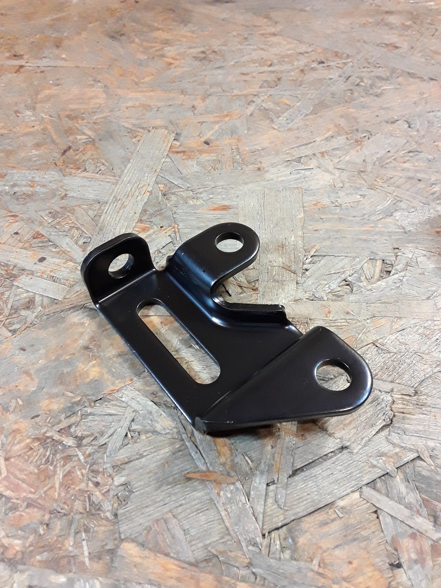 Mitsubishi Colt Halterung Spannrolle für Klimakompressor original Mitsubishi NEU