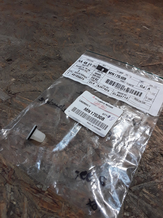 Mitsubishi Colt Europe Z32A Clip an Heckleuchte original Mitsubishi NEU