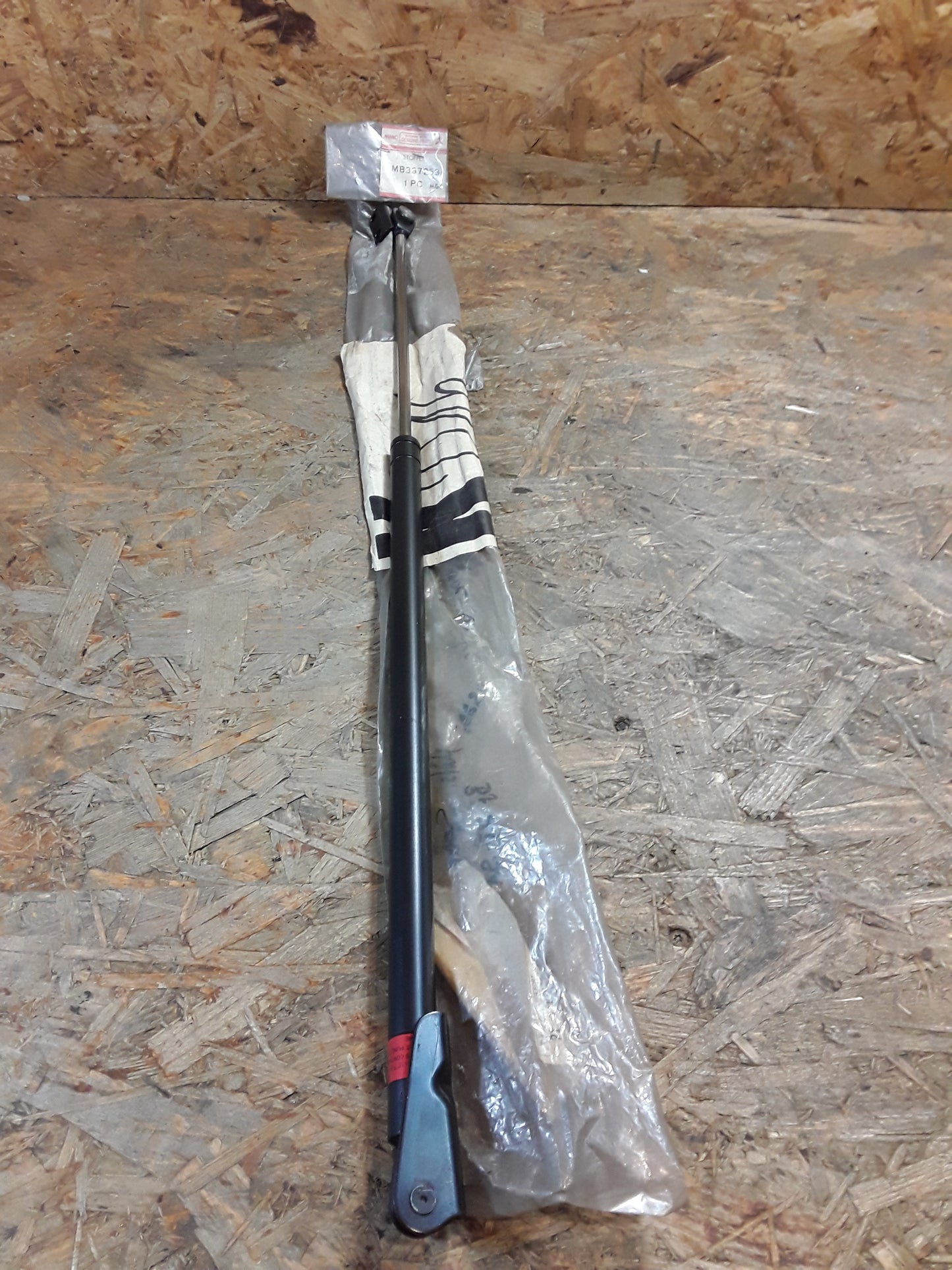 Mitsubishi Space Wagon Bj 83-91 Gäste der Heckklappe links original Mitsubishi NEU