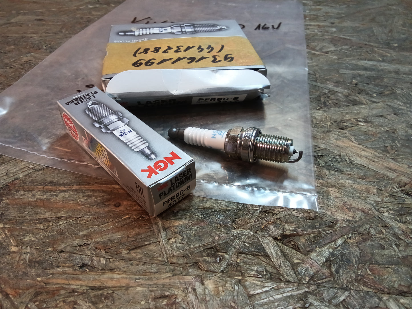 Opel Vivaro 2.0 16V Satz Zündkerzen original Laser Platinum NEU