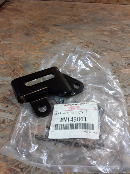 Mitsubishi Colt Halterung Spannrolle für Klimakompressor original Mitsubishi NEU