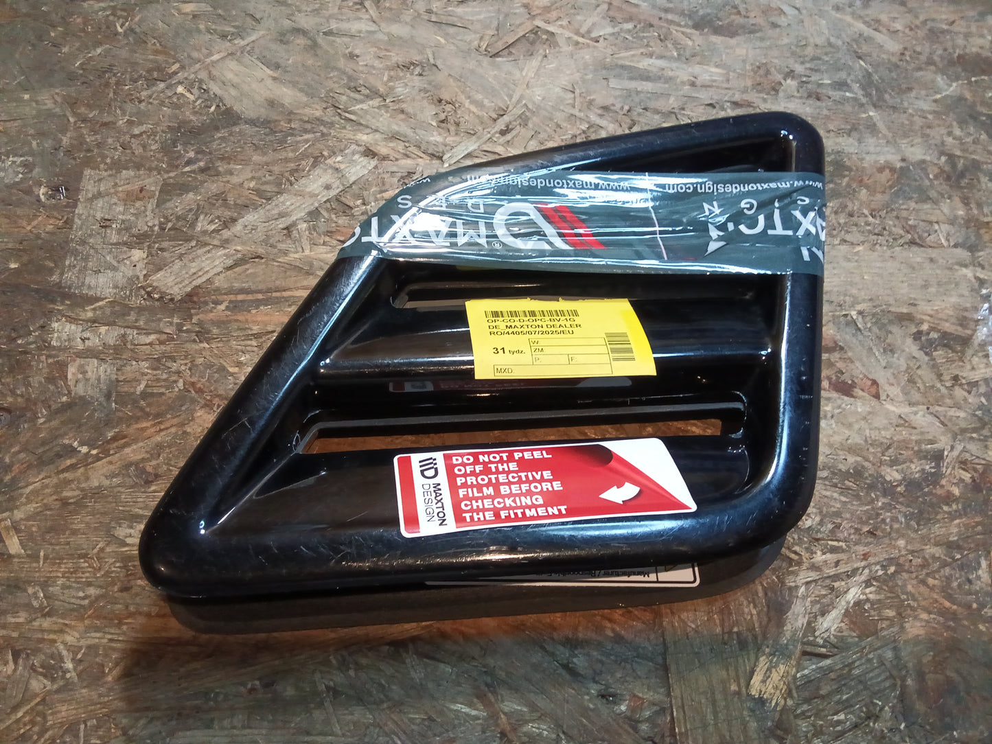 Maske Schlitze schwarz Hochglanz