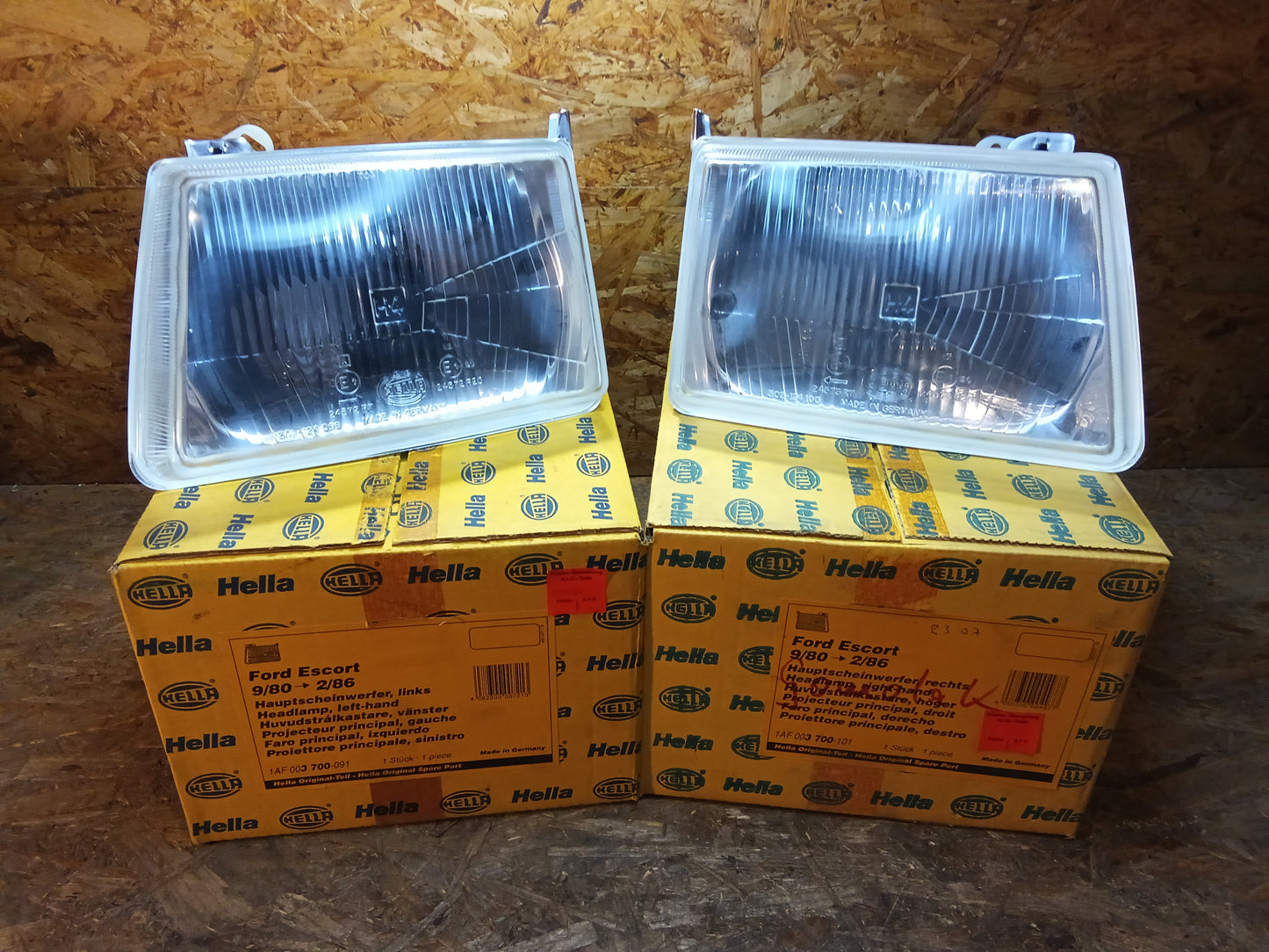 Ford Escort 09.80-02.86 Satz Hauptscheinwerfer R+L H4 original Hella NEU