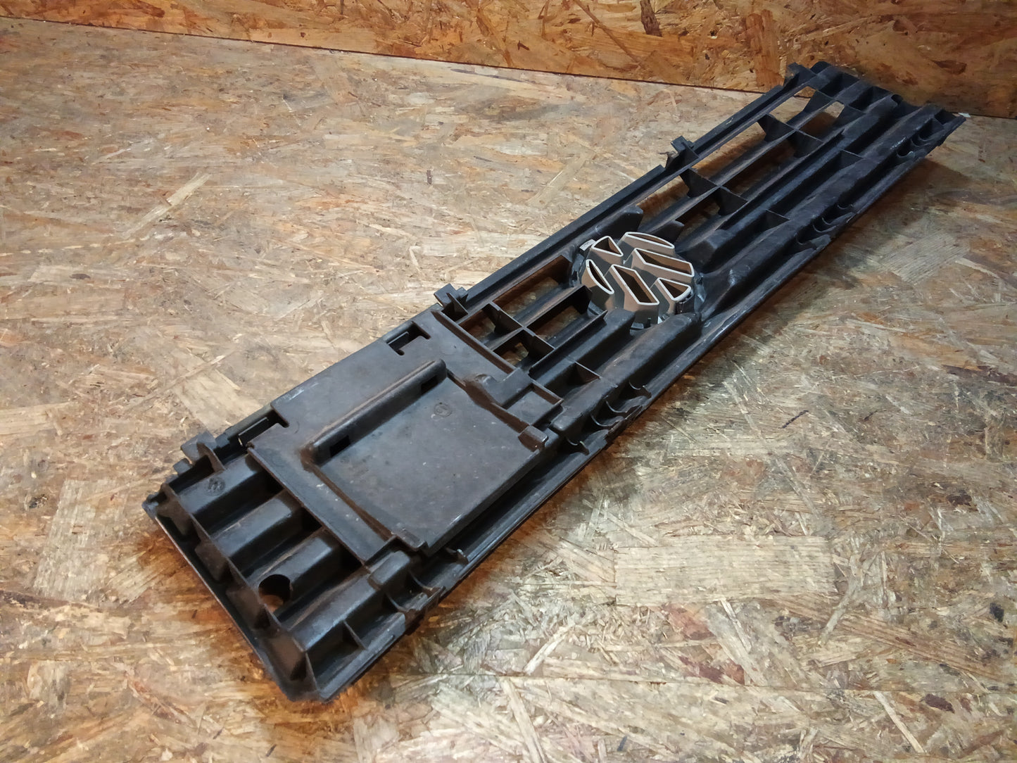 VW Polo 86C Frontgrill mit Emblem original VW GEBRAUCHT