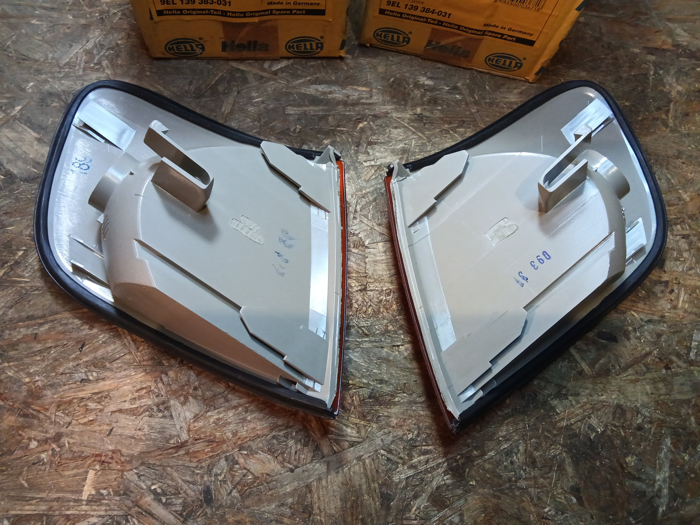 Audi 100 12/90-... Satz Blinkergehäuse R+L original Hella NEU
