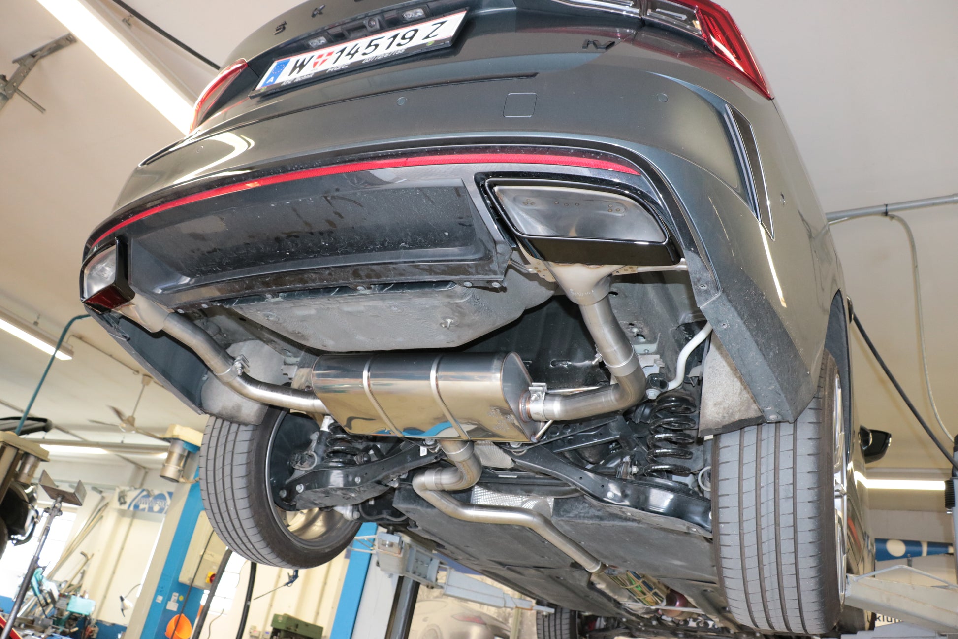 Skoda Octavia NX RS iV Endschalldämpfer Ausgang rechts/links - Austritt in den originalen Endrohr mit der Teilenummer 5E3 ...